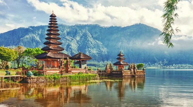 The lakeside towers of Ulun Danu Beratan temple in a partner programme illustration of Bali